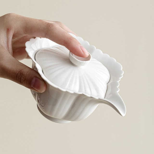 Keramik Teeschale in Lotusblüten-Design mit Handgriff in Weiß, Durchmesser: 11,0 cm, Höhe: 6,5 cm - Bild 1