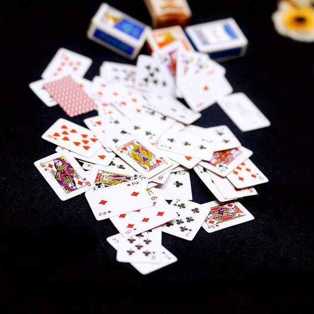 topten Mini-Karten-Pokerspiel, Reisespielzeug, 1-teiliges Set, ab 7 Jahren - Bild 1