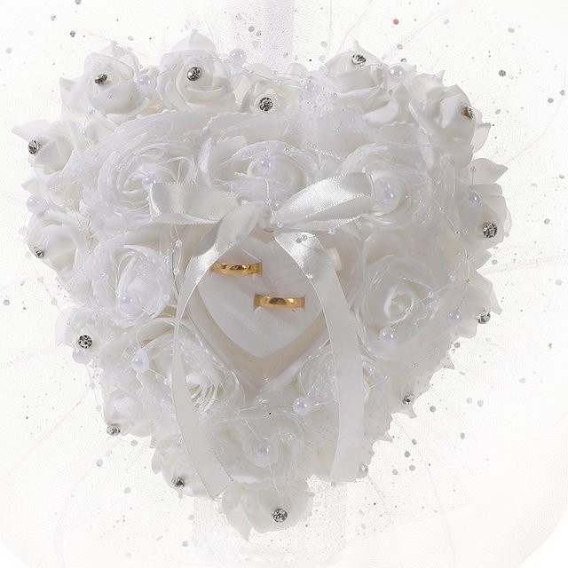 TRUE LOVE GIFT Herzförmiges Ringkissen in Weiß mit floralem Design für deine Hochzeit - Bild 1