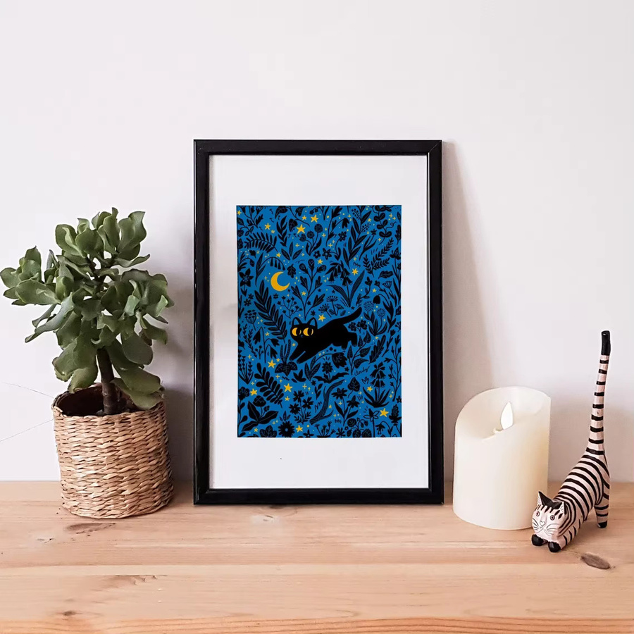 Kunstdruck Sommernacht von SHENCHEN mit schwarzen Katzen und botanischen Pflanzen als rechteckiger Paper Poster in Schwarz - Bild 2