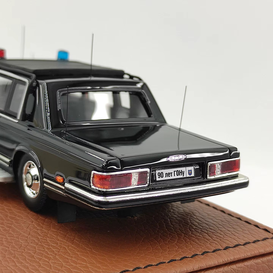 ASOTY ZIL-41072 Limousine, Harzmodell, Schwarz, 1:43, ab 14 Jahren - Bild 4