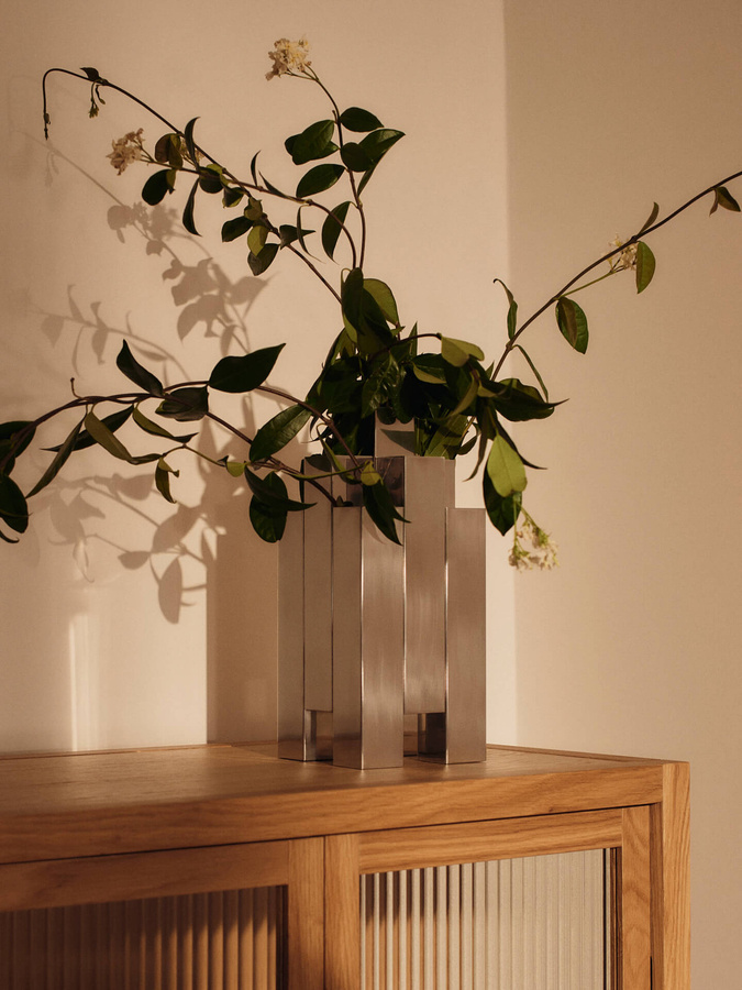 Ferm Living Tessera Vase in Silber und Transparent mit geometrischem Design - Bild 4