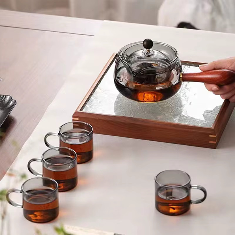 HeY LiLac Teekannen- und Teetassen-Set aus hitzebeständigem Borosilikatglas mit Holzgriff und Infuser in Rauchgrau - Bild 3