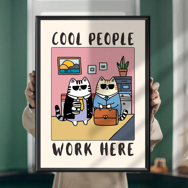 Lustiges Katzenposter Coole Leute arbeiten hier – Moderner Wandkunstdruck für dein Büro oder Heimbüro in Mehrfarbig - Bild 1