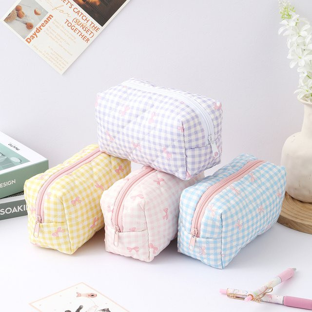 Niedriges Federmäppchen mit kariertem Schleifenmuster in Pink als tragbarer Schreibwaren-Organizer aus Textil - Bild 1