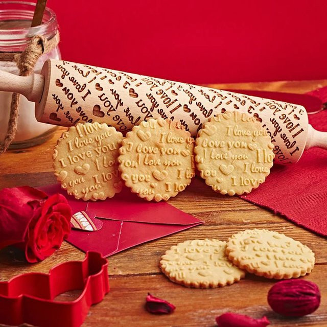 Arjmide Nudelholz aus Holz mit tief graviertem Herzmuster in Braun zum Backen von Cookies und Gebäck - Bild 1
