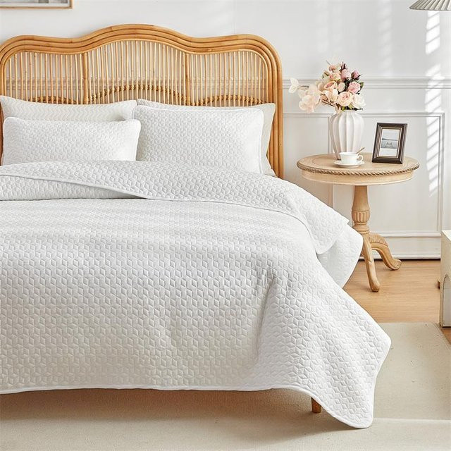 Yiran Furniture 3-teiliges Tagesdecken-Set in Weiß mit 1 Tagesdecke und 2 Kissenbezügen, Ultraschall-gesteppt, atmungsaktiv, B: 176 cm, L: 230 cm - Bild 1