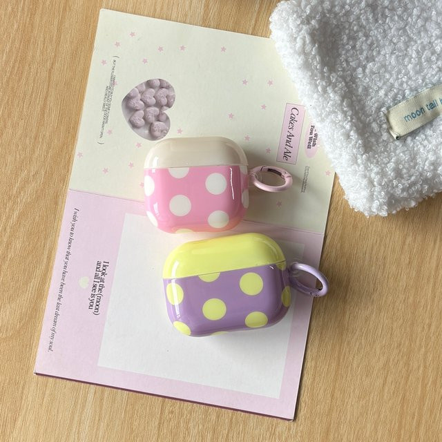 Glänzende Schutzhülle für Apple AirPods 1, 2, 3, 4 und Pro/Pro 2 mit gelbem Polka Dot-Muster in Rosa und Lila - Bild 1