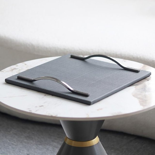 Rechteckiges Tablett aus gewebtem Leder mit dekorativen Ornamenten, B/T: 34,0 x 34,0 cm, Höhe: 3,5 cm - Bild 1