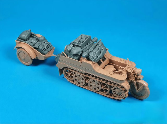 EVANOVM Halbspur-Traktor, Resin-Modellbausatz, 1:35, unbemalt - Bild 1