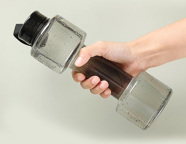YTYIN Hantel Trinkflasche aus Kunststoff in Grau für Fitness und Outdoor-Sport - Bild 1