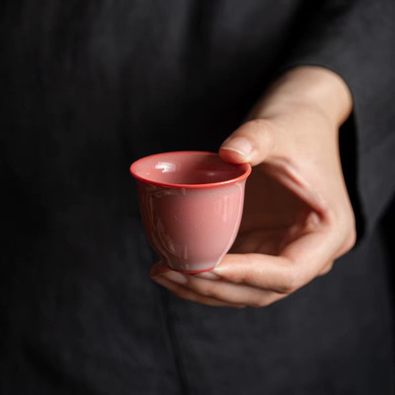 Handgefertigte chinesische Keramik-Teetasse für Gongfu-Tee in Rosa, Grün und Seladon auf rotem Ton - Bild 2