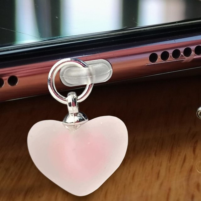 Herzförmiger USB-C Staubschutzstecker in Pink für dein Handy - Bild 1
