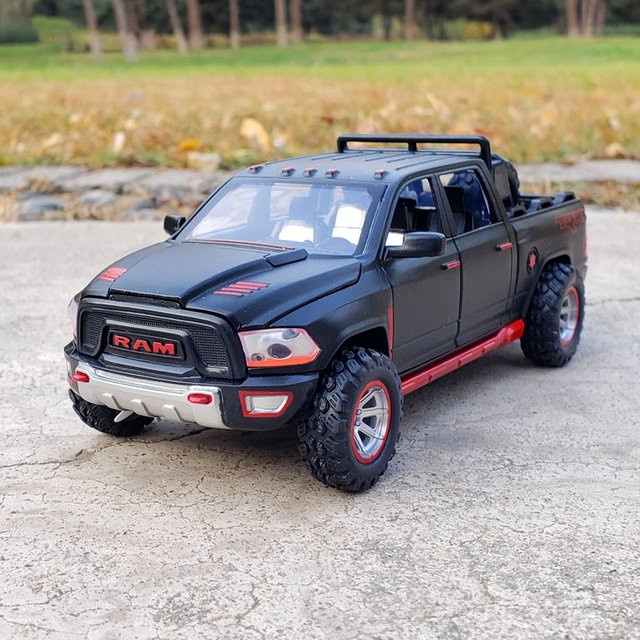 Maisto Dodge RAM Pickup Truck Legierungsmodell, 1:32, mit Sound, Licht und Rückfederung - Bild 1