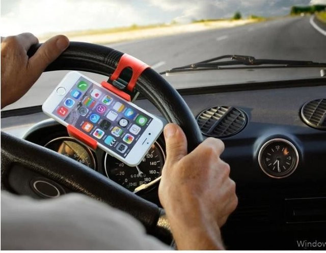 STEL ORA Smartphone-Halterung für das Auto zur Befestigung am Lenkrad in Schwarz - Bild 1