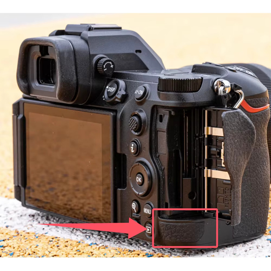 Nikon Z6III Gummi-Abdeckung für den Kartenslot in Schwarz - Bild 4