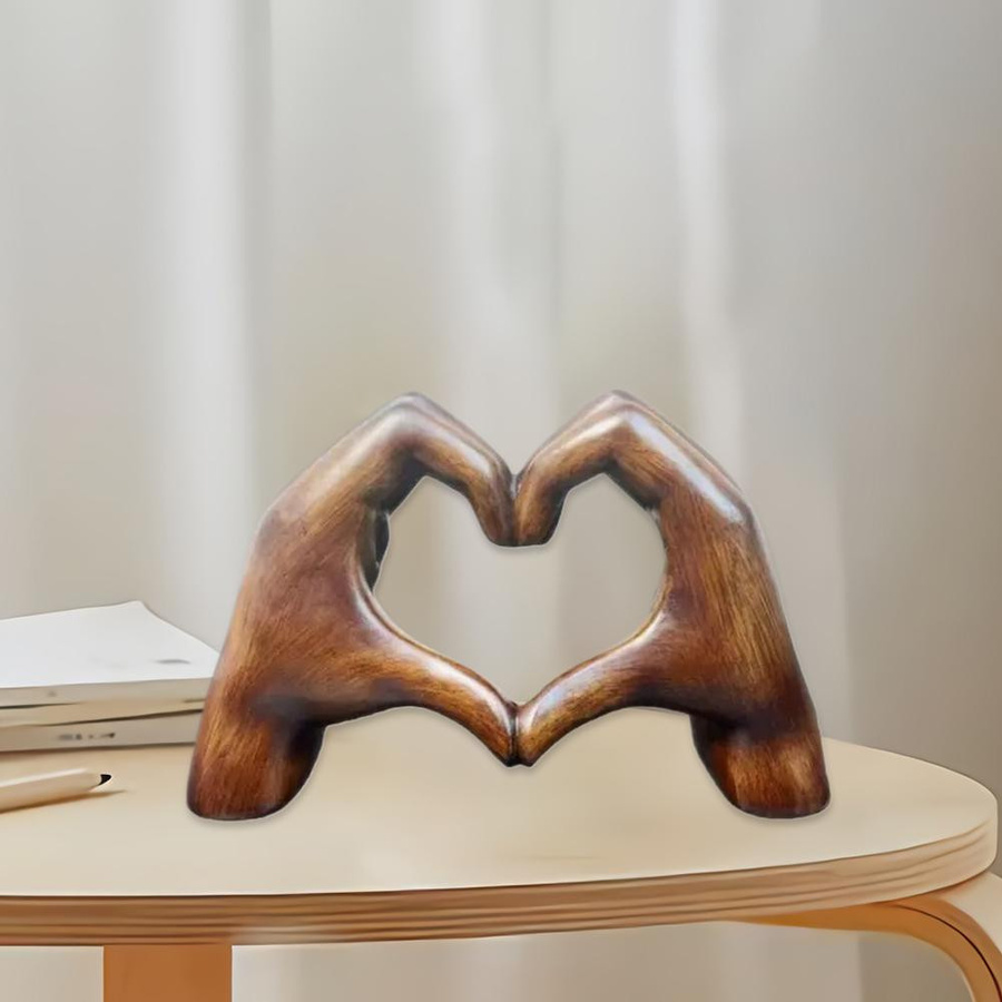 Yiran Furniture Moderne Kunst-Skulptur Statue mit Herzhänden in Holzmaserung Optik, braun, Höhe: 18,5 cm - Bild 3
