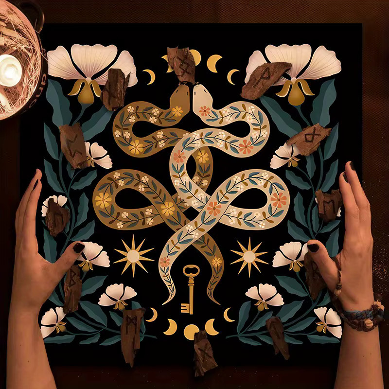 VIKAMA Magisches Schlangen-Altartuch mit lebendigem Tarot-Layout-Design in Multicolour für Tarot-Lesungen, Brettspiele und spirituelle Übungen - Bild 1