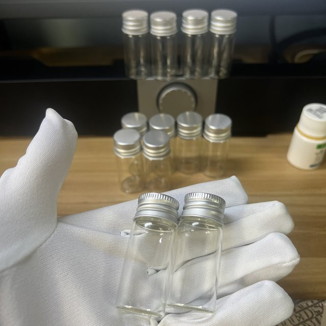 OLOEY Weihnachts-Glasflaschen mit Silbernen Schraubverschluss, transparente Mini-Glasgefäße für Dekoration, Volumen: 10 ml, Durchmesser: 22 mm, Höhe: 50 mm - Bild 1