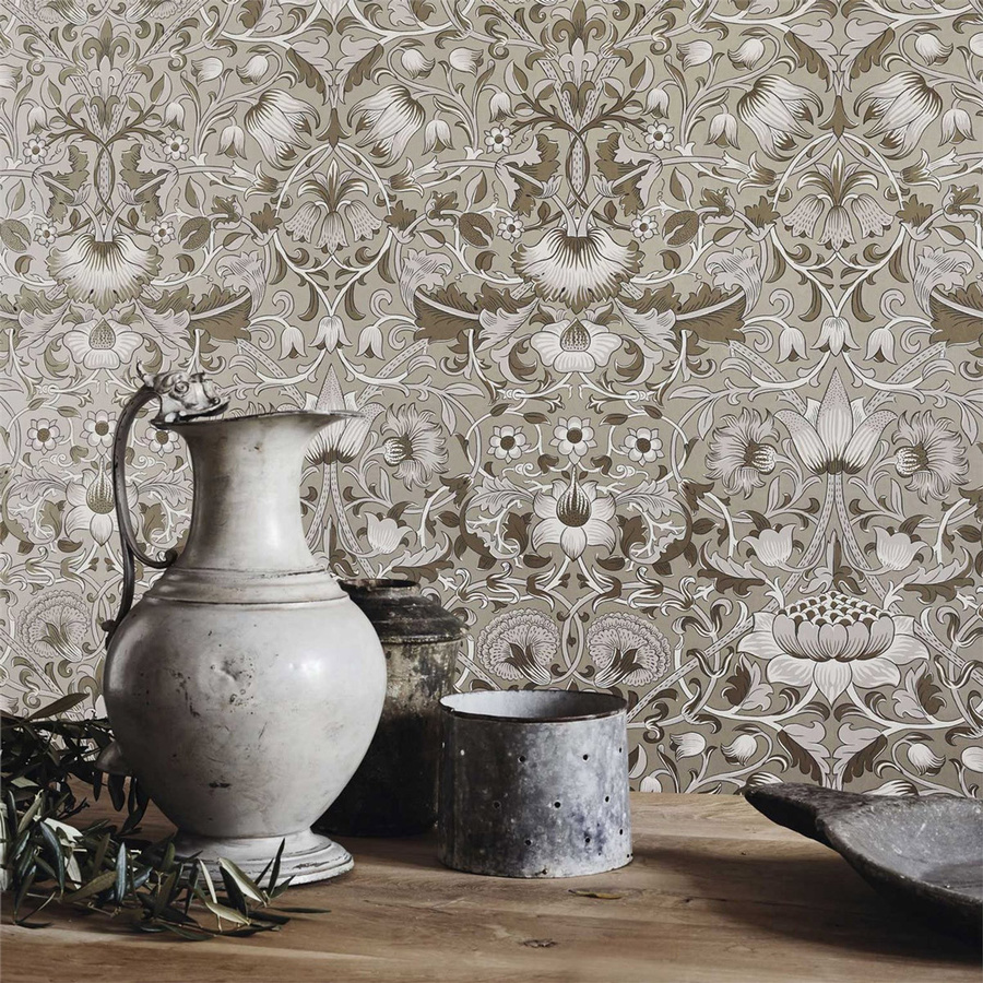 Morris & Co. Tapete Pure Lodden in Gold und Braun mit floralem Art Nouveau Design - Bild 1