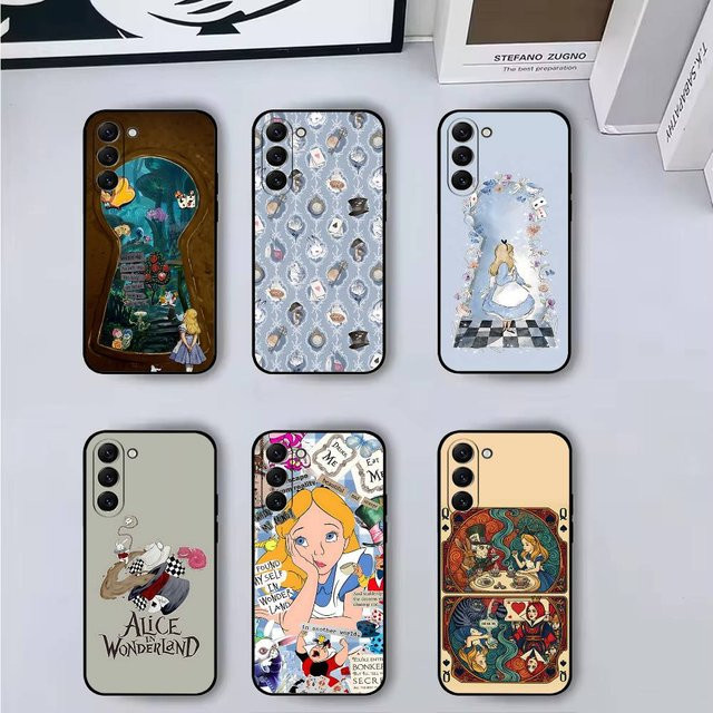 Niedliche Alice im Wunderland Anime Handyhülle für Samsung Galaxy S25 S24 S23 S22 S21 FE Plus Ultra A13 A20 A32 A70 in Schwarz - Bild 1