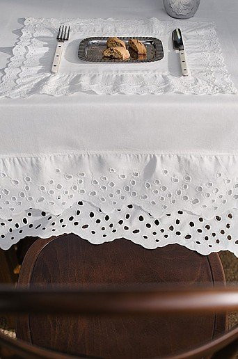 Jotex Tischdecke JUNO mit floraler Stickerei aus Baumwolle in Weiß - Bild 1