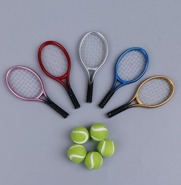 DIAPER&CORED Puppenhaus Zubehör, Tennis Schläger und Ball, 2-teiliges Set - Bild 1