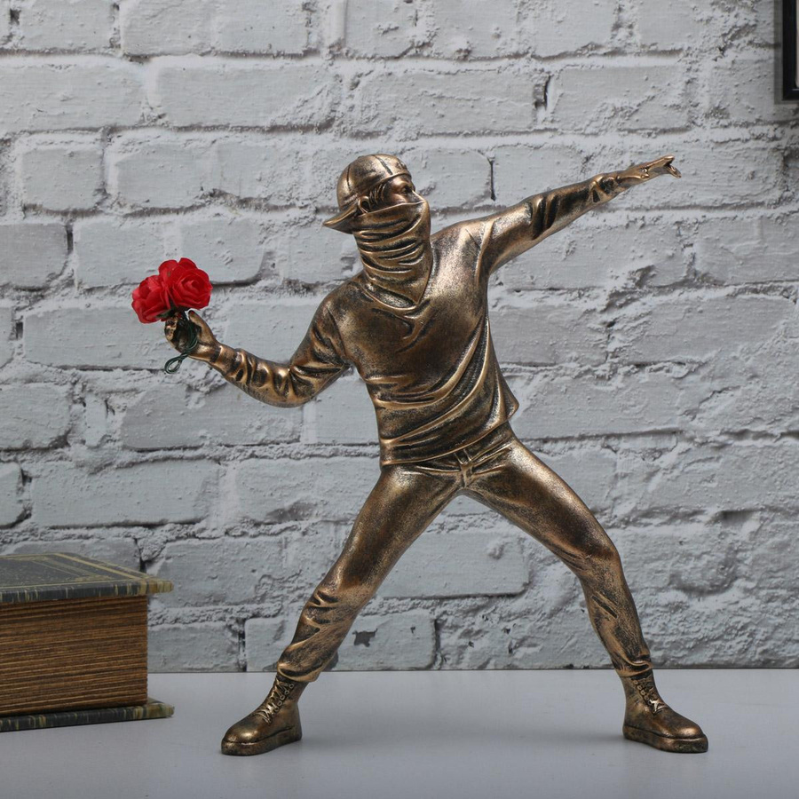 Simplistic Living Home Banksy Skulptur Blumenwerfer Statue aus Harz als dekorative Sammlerfigur für dein Schreibtischzubehör - Bild 2
