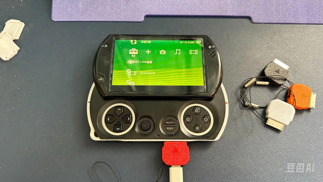 PSP Go USB-C Konverter Ladezubehör in Schwarz für Retro-Spielekonsolen - Bild 1