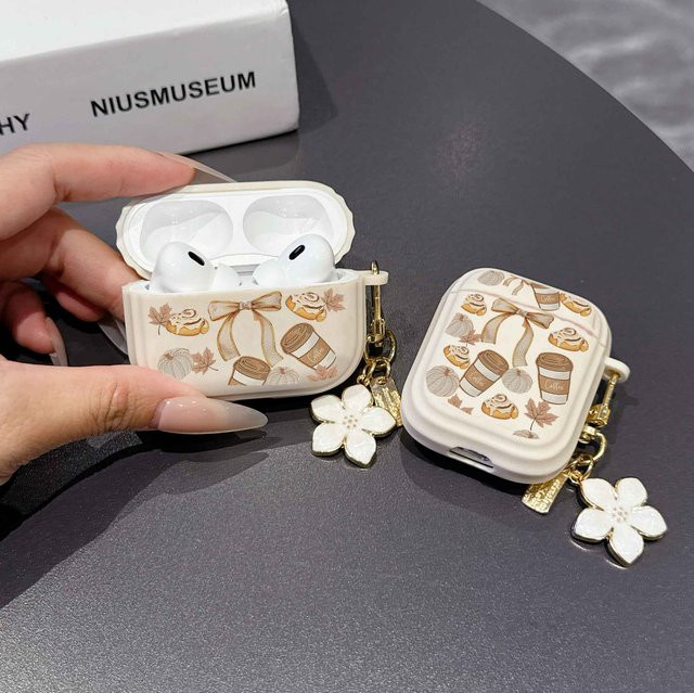 Niedrige Kopfhörerhülle für Apple AirPods 1, 2, 3, Pro, Pro 2, Pro 3 und AirPods 4 mit Haken in Beige und Braun - Bild 1