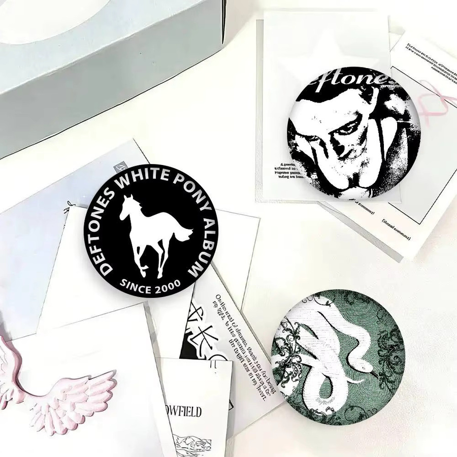 Kayou Button Pin Brosche, Anime Cartoon, Around Fur Ohms Deftones - Bild 2