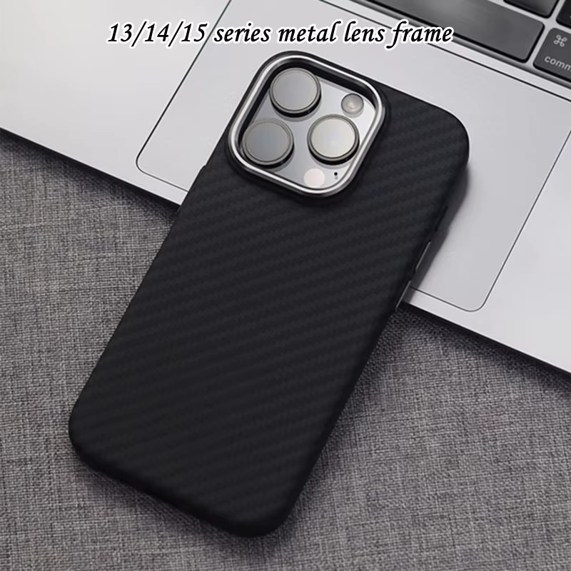 MagSafe Handyhülle mit 3D-Relief-Objektiv und Carbon-Faser-Textur für iPhone 16, 15 Pro Max, 16e, 14, 13 in Schwarz - Bild 2