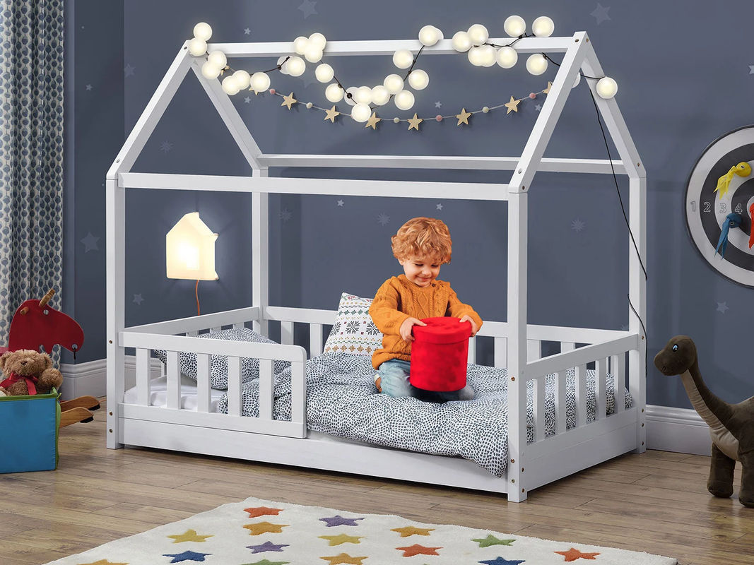 Juskys Kinderbett Marli Hausbett aus Kiefernholz mit Dach und Rausfallschutz, Weiß, B/T/H: 160 x 80 x 143 cm - Bild 2