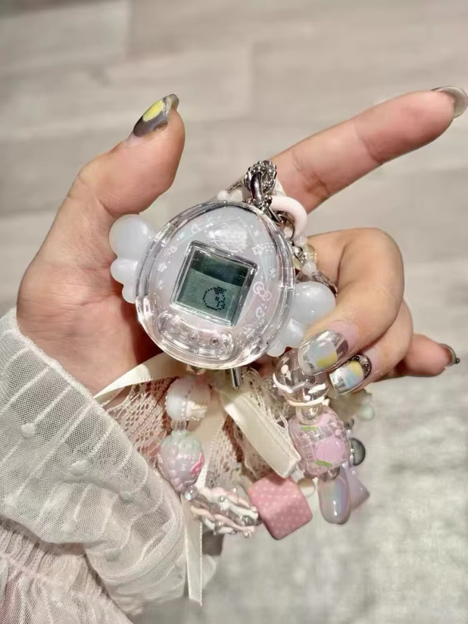 Bandai Tama Gotchi Nano Schutzhülle aus transparenter PC-Hartschale mit tropfenförmigem Display-Ausschnitt - Bild 1