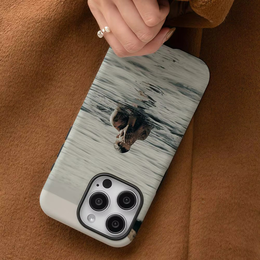 J-JC Reyes VIVIR PA' QUEDARSE Handyhülle für iPhone 17 16 15 14 13 12 Pro Max Plus, glänzende HD-Doppelschicht-Flüssigkeitshartschale, weiß/mehrfarbig - Bild 4