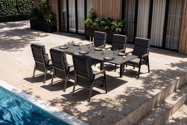 OUTFLEXX Premium Garten-Essgruppe in Anthrazit Matt mit 6 Stapelsesseln, ausziehbarer rechteckiger Tisch aus Aluminium, Teak, Spraystone und Polyester - Bild 1
