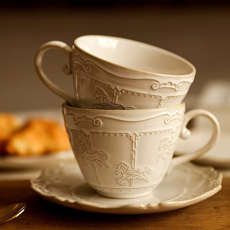 Vintage Relief Karussell Kaffeetassen und Teller Set aus Keramik in Weiß - Bild 3