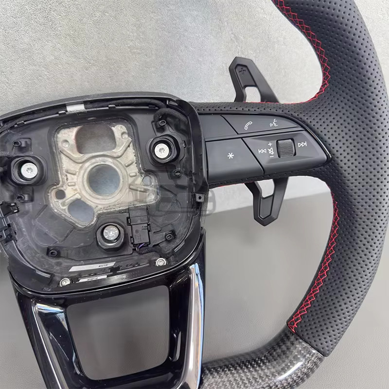Multifunktions-Lenkrad mit rotem Logo und Kohlefaser-Optik für Audi Q5 Q5L FY sowie Q7 4M und Q8 in Schwarz - Bild 2