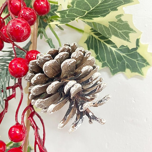 Tooarts Weihnachtsdekoration aus Rattan mit Kiefernnadeln, roten Früchten und Tannenzapfen in Beige - Bild 1
