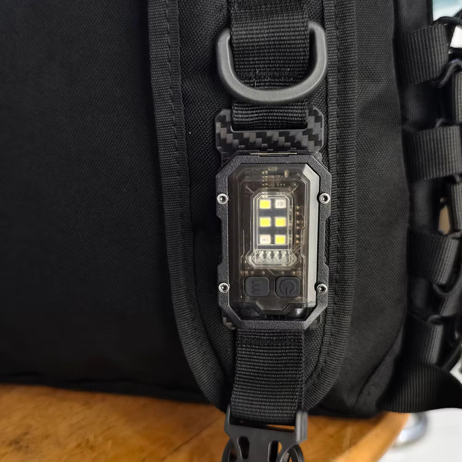 VULPO Outdoor EDC Mini Licht Schwarz mit Stroboskop-Funktion und wiederaufladbarem Akku für Molle-Systeme und Rucksackgurte - Bild 4