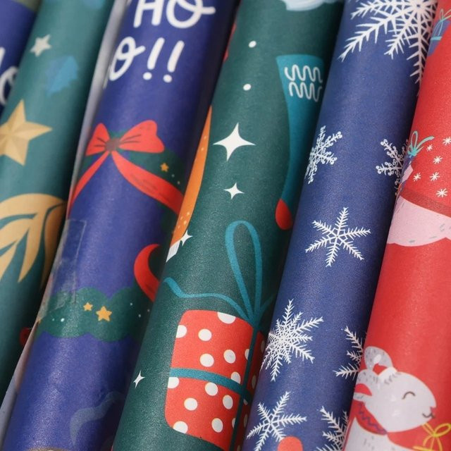 Weihnachtliches Geschenkpapier mit Weihnachtsmann und Weihnachtsbaum Design für deine Geschenkverpackung - Bild 1