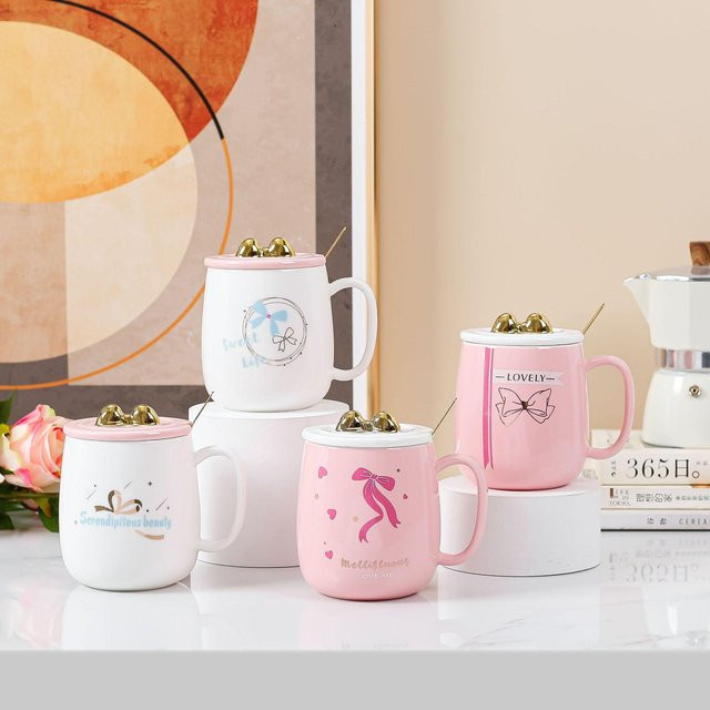 Keramiktasse mit Deckel und Löffel von Yiran Furniture, weißes Design mit Herz und Schleife, 450 ml - Bild 1