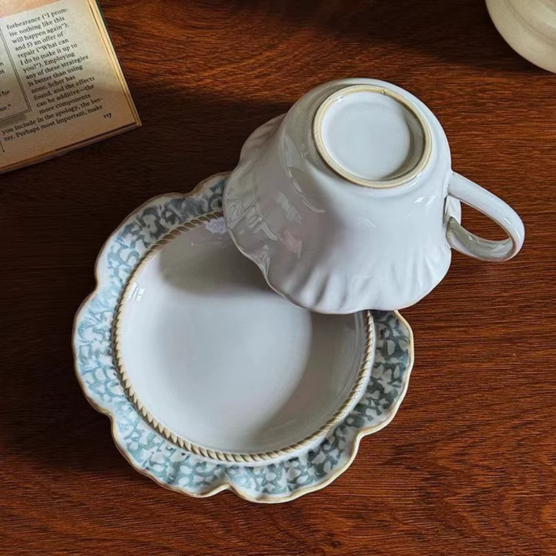 Französische Vintage-Kaffeetasse aus Keramik mit Dessertteller in Blau und Weiß mit Relief-Design - Bild 2