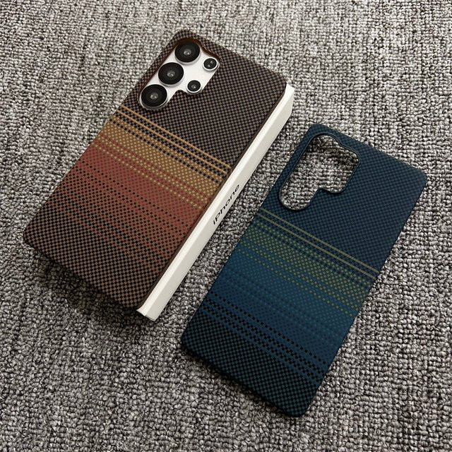 Magnetische Handyhülle im Carbon-Faser-Kevlar-Muster für Samsung Galaxy S24 Ultra, S25 Ultra und S26 Plus in Gold und Multicolour - Bild 1