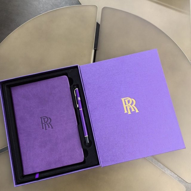 Rolls-Royce Luxuriöses Notizbuch-Geschenkset mit Schlüsselanhänger, Hardcover, liniert, Farbe: Lila - Bild 1