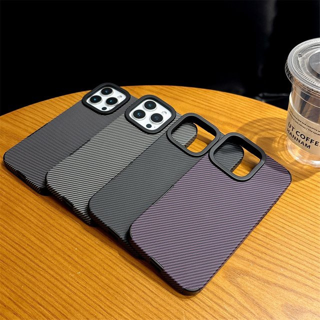 MUQGEW Magnetische Kohlefaser Handyhülle für iPhone 16, 15, 14, 13, 12 Pro Max Plus in Schwarz mit kabellosem Laden und stoßfestem Schutz - Bild 1