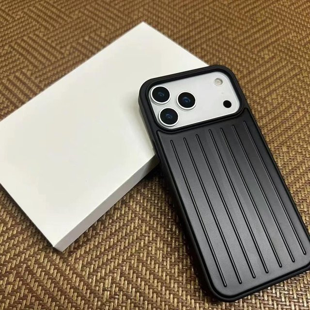Stilvolle Business Schutzhülle mit 3D-Streifen-Design für Apple iPhone 17 Pro Max, 16, 15, 14, 13 in Schwarz, stoßfester Bumper mit Luxus-Optik - Bild 1