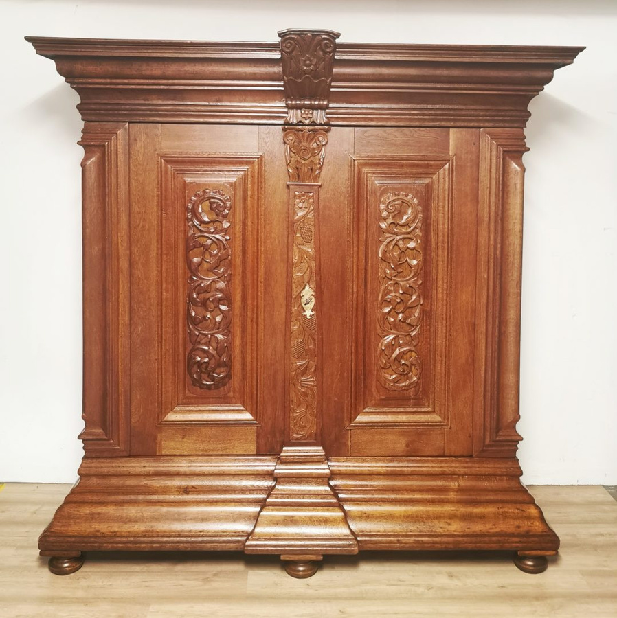Antiker Barock Marburger Nasenschrank aus Eiche in Braun mit floraler Verzierung, Höhe: 225 cm, Breite: 84 cm, Tiefe: 40 cm - Bild 1