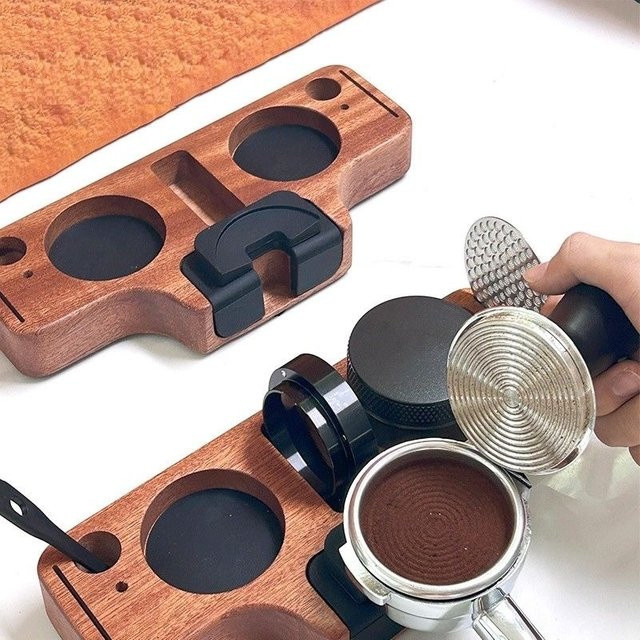 Kanone Espresso-Siebträgerhalter aus Holz in Braun mit rutschfester Pressmattenbasis für 51 mm, 54 mm und 58 mm - Bild 1