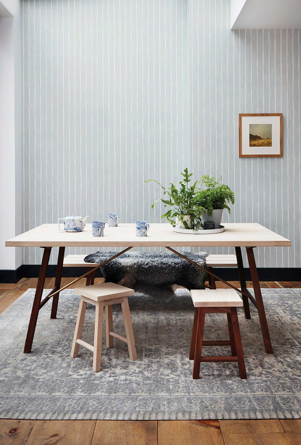 Cole & Son Tapete Marquee Stripe in Hellblau mit abstraktem Streifenmuster im skandinavischen Design - Bild 1